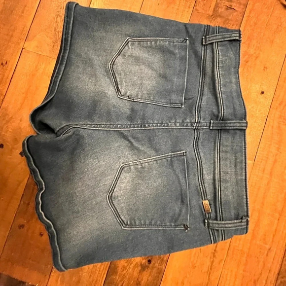 1822 Shorts - Size 8 - Picture 2 of 6